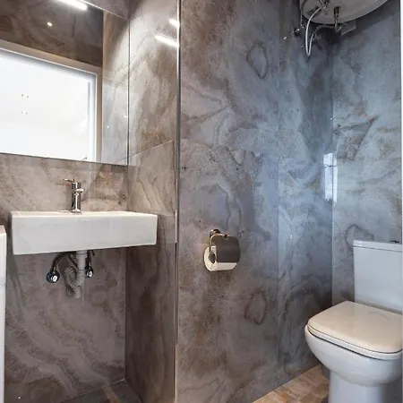 Penthouse With Bbq Kitchen Island & Massive Living By 360 Estates Apartamento