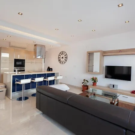 Penthouse With Bbq Kitchen Island & Massive Living By 360 Estates *