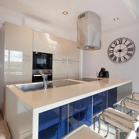 Penthouse With Bbq Kitchen Island & Massive Living By 360 Estates Apartment *