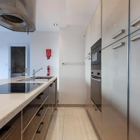 Penthouse With Bbq Kitchen Island & Massive Living By 360 Estates *