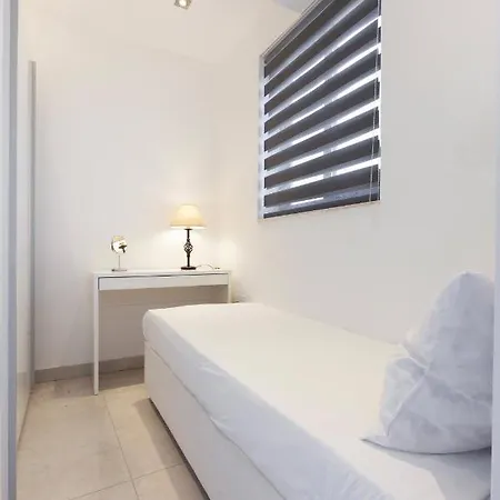 Penthouse With Bbq Kitchen Island & Massive Living By 360 Estates *