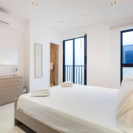 Penthouse With Bbq Kitchen Island & Massive Living By 360 Estates *