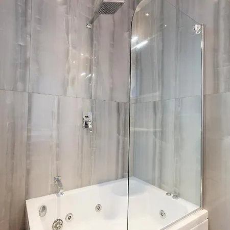 Apartment Penthouse With Bbq Kitchen Island & Massive Living By 360 Estates *